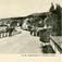 Molde sett fra Strandgata ca 1910. .Alexander Kielland er ute på sin spasertur. .Huset til høyre er Strandgata 23 (tidligere Olaus Larsen) til venstre Molde kommunes sjøbrygge, (tidligere Amtmannsbrygga.) Strandgata 16. Bildet tatt ved Strandgata 27..Alexander Lange Kielland døde i Bergen 6. april 1906. Det er sannsynlig at bildet er tatt mellom 1902 og 1906, da Kielland var amtmann i Romsdals amt..(2 original eks i perm)