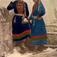 Studiofotografi av sameflickorna Inga Åren, Frostviken, Jämtland och Maria Ringdal, Hultfjellet, Lappland.