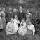 Gruppbild i det gröna. 1900-talets första hälft.