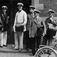 Värdebrevbärare samlade utanför postkontoret Stockholm 1 år  1942. I mitten (i vit uniform) K Albin Ward. (Minnesinsamlingen  - 286).