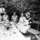 Sjukvårdspersonal har kafferast, sannolikt vid Akademiska sjukhuset, Uppsala 1934