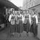 Restaurang Domtrappkällaren, S:t Eriks gränd, Uppsala. Folkdräktsklädda servitriser på uteserveringen 1940