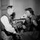 Margareta Kjellberg med okänd spelman på spelmansstämma, sannolikt i  Uppsala, 1952